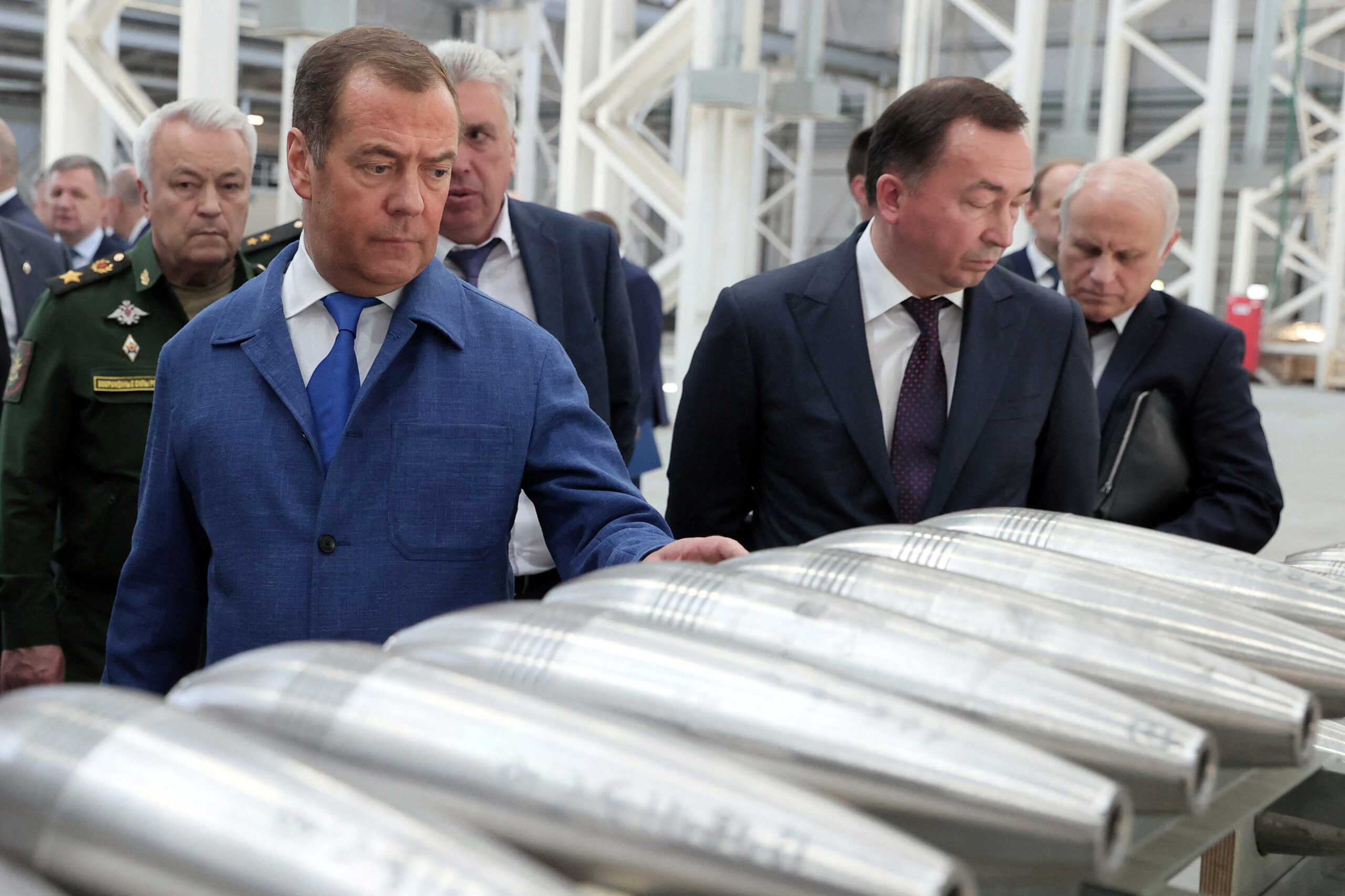 Rusya eski Devlet Başkanı Dimitri Medvedev, Rusya'nın Gürcistan'daki ayrılıkçı bölgeleri ilhak edebileceğini söyledi.