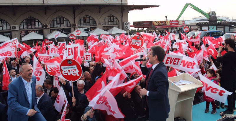 Kadıköy meydanında yapılan basın açıklamasını, “Kadıköy Evet Platformu” adına Platform Başkanı Av. Aydoğan Ahıakın gerçekleştirdi.