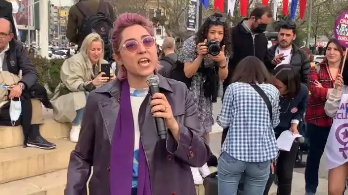 Kadın Cinayetlerini Durduracağız Platformu Derneği'nin düzenlediği Kadıköy’deki eyleme katılan sanatçı Kalben’in konuşması ise sosyal medyada gündem oldu