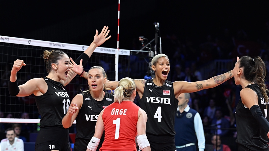 Voleybol Milli Takımımızın, 2023 CEV Kadınlar Avrupa Voleybol Şampiyonası final maçının heyecanını Kalamış'ta Amfi Tiyatro, Tenis Kortu ve Plaj Voleybol sahasına kuralacak üç ekranla yaşayacağız.