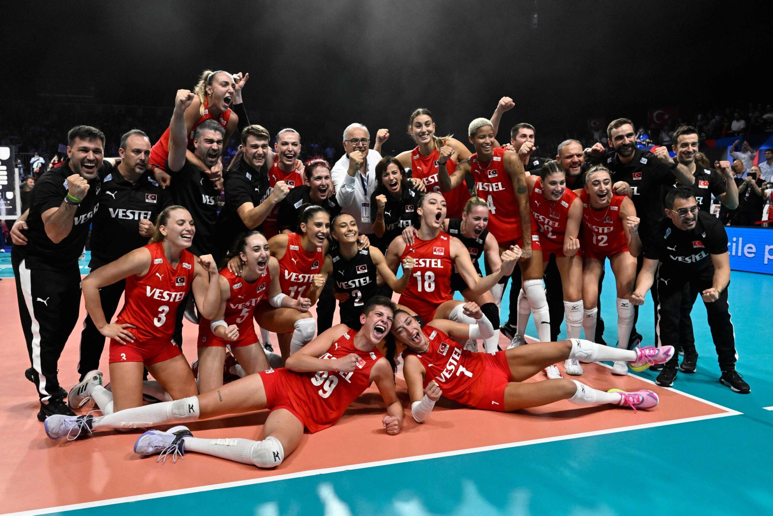 2023 Avrupa Kadınlar Voleybol Şampiyonası'nda mücadele eden A Milli Kadın Voleybol Takımımız, yarı finalde karşılaştığı İtalya'yı nefes kesen 5 setin sonunda 3-2 yenerek namağlup finale yükseldi.