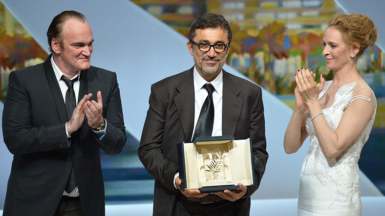 Nuri Bilge Ceylan Quentin Tarantino ve Uma Thurman'ın Alkışları altında 67. Cannes Film Festivali’nde Altın Palmiye’nin sahibi olduğu ödülünü alırken.