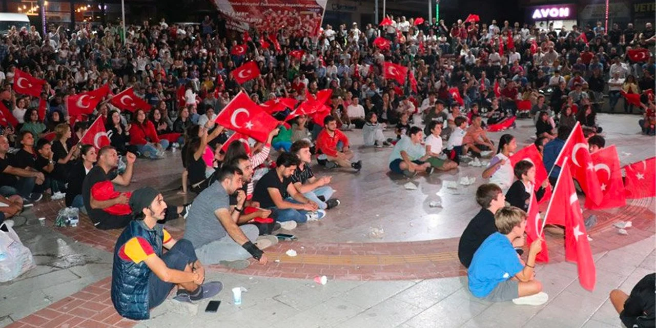 Filenin Sultanları, Avrupa Şampiyonası'nda altın madalya kazanarak büyük bir zafer elde etti. Tüm Türkiye, final maçında heyecanla destek vererek şampiyonluğu kutladı. Kadıköy'de final maçını izleyenler ise "Boş yapma Abdulhamid" sloganları attı.