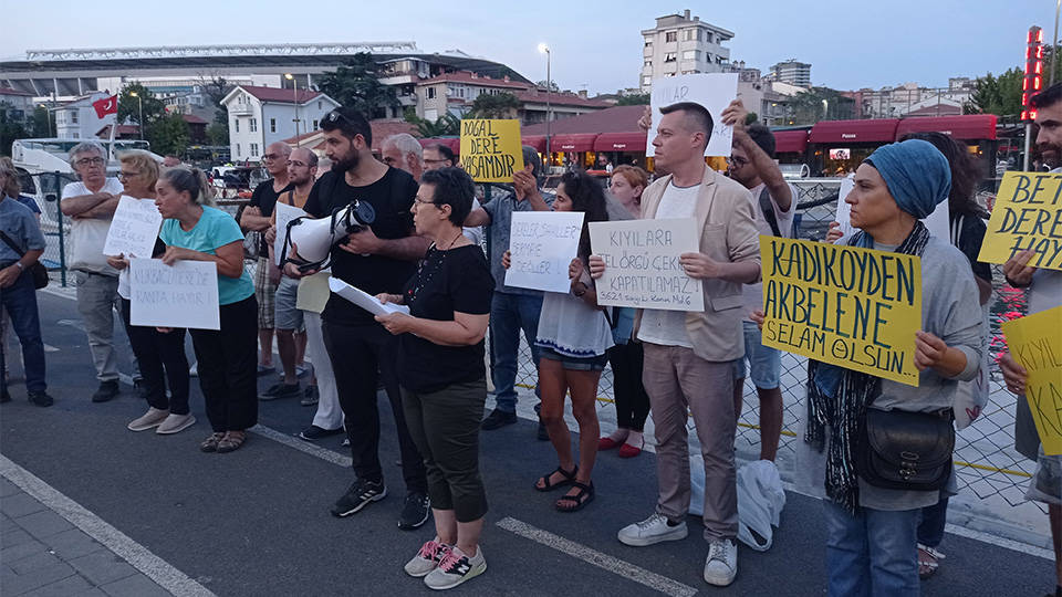 İstanbul’un Kadıköy ilçesinde Kadıköy'de kıyı işgaline karşı eylem yapıldı. Su Ürünleri Kooperatifi’nin balıkçı tekneleri çitleri yükseltmesi protesto edildi.