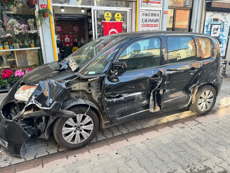 Kadıköy’de bir TIR girdiği sokakta 20 otomobile çarptı. Araç sahipleri soluğu karakolda aldı.