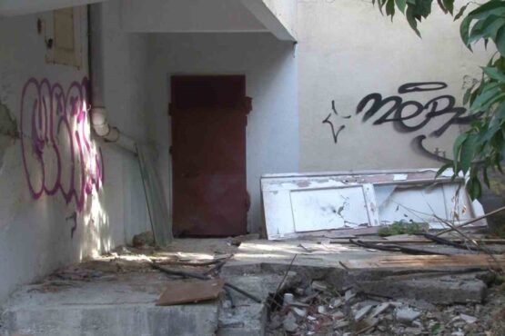 Kadıköy’de yıkılmayı bekleyen binaya defalarca hırsız girdi. Mahalleliler, hırsızların adresi olan bina sebebiyle isyan etti.