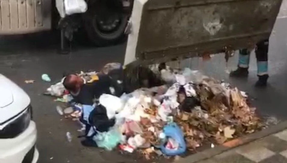 Kadıköy’de bir vatandaş yağmurdan korunmak için girdiği çöp konteynerinde sıkışıp kaldı.