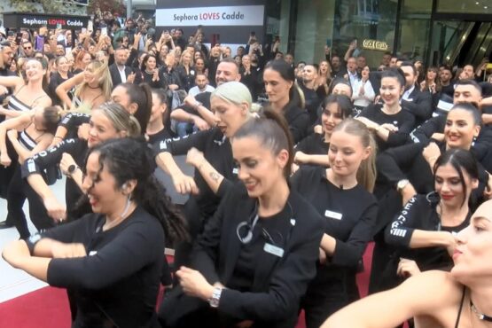Kadıköy’de ünlü bir kozmetik mağazasının şubesi açıldı. Müşteriler hediye çeki alabilmek için adeta birbiriyle yarıştı.