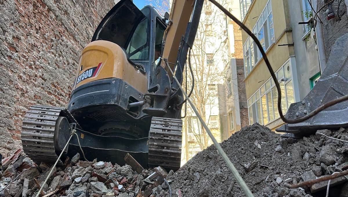 Kadıköy Neşe Sokak'ta bina çöktü