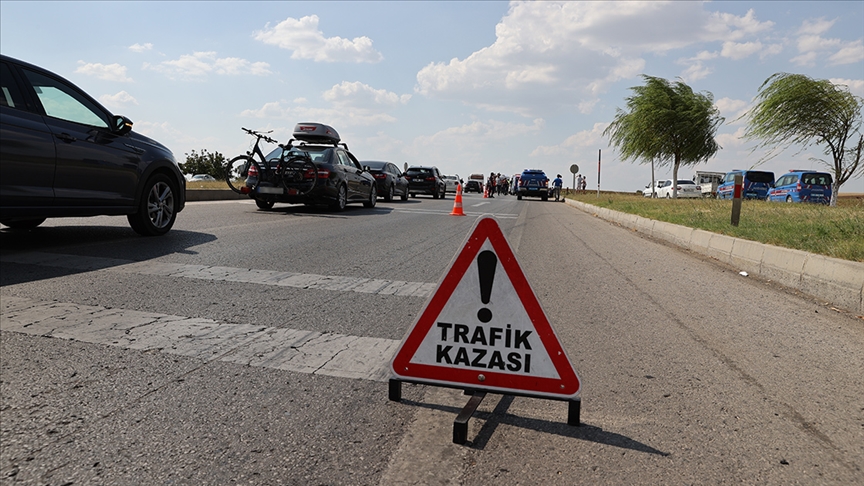 Kadıköy'de, polis ekiplerinin uygulama yaptığı noktada 3 aracın karıştığı zincirleme trafik kazasında 1 kişi yaralandı.