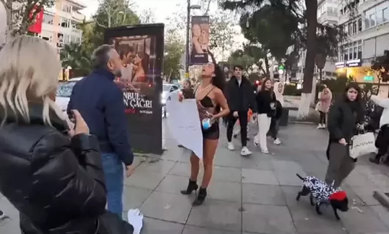 Kadıköy’de yarı çıplak protesto yapan Melisa Aydınalp için 1 yıla kadar hapis istemi 1 Kadıköy’de yarı çıplak protesto yapan Melisa Aydınalp için 1 yıla kadar hapis istemi