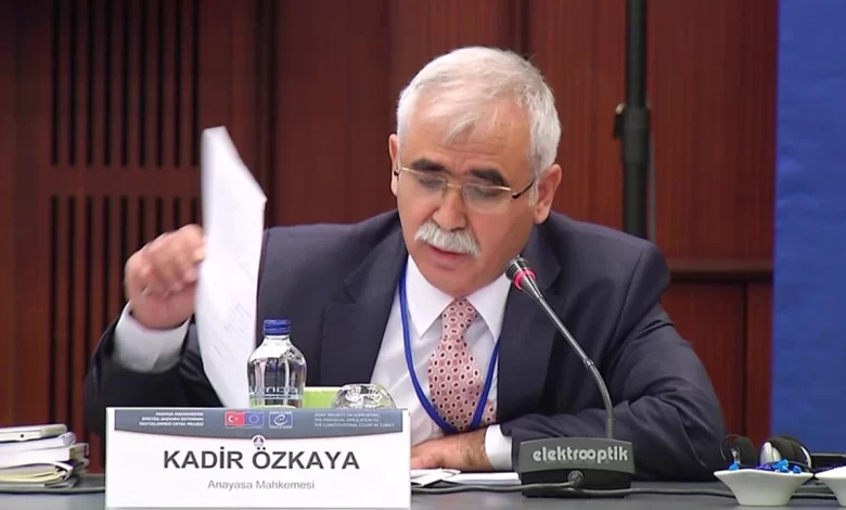 Anayasa Mahkemesi’nin yeni başkanı belli oldu 1 Anayasa Mahkemesi Başkanlığına Kadir Özkaya seçildi. Peki, Kadir Özkaya kimdir hangi görevlerde bulundu.
