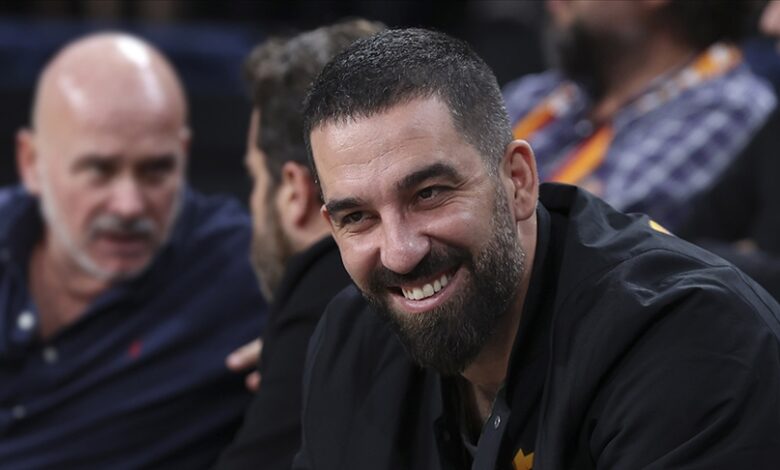 Arda Turan'ın 2015 ve 2016 yıllarından İspanya maliyesinden vergi kaçındığı ileri sürüldü ve iki farklı suçtan 1 yıl hapis cezası verildi.