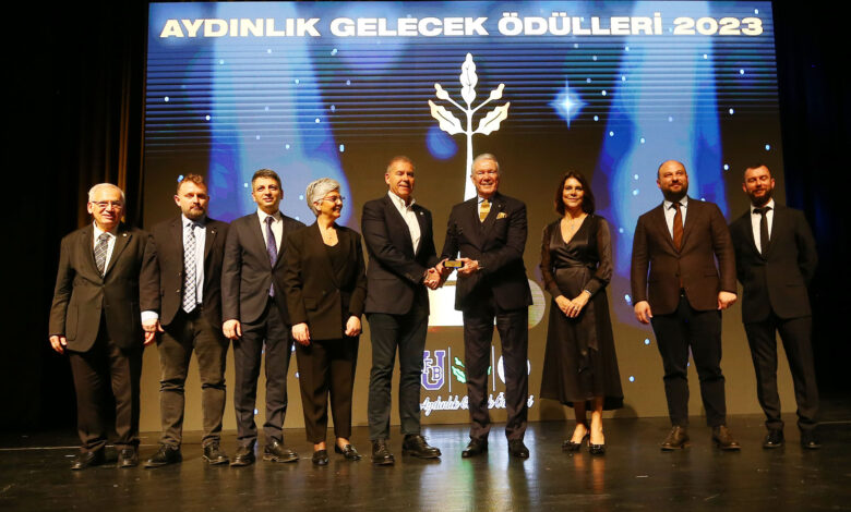 Aydınlık Gelecek Ödülleri sahiplerini buldu 1 1907 ÜNİFEB ve ÜNİFEB Mezunlar Derneği tarafından düzenlenen "Aydınlık Gelecek Ödülleri" sahiplerini buldu.