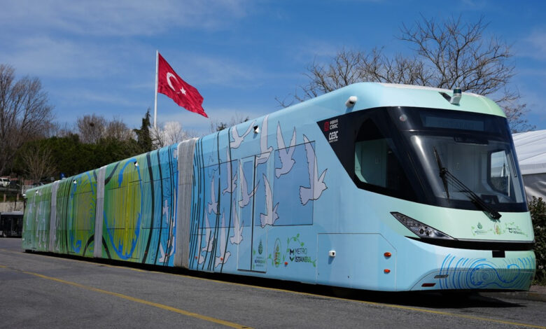 İstanbul Büyükşehir Belediyesi'nden (İBB) yapılan açıklamaya göre; elektrikli metrobüsler 1 Nisan itibarıyla test sürüşüne başlayacak.