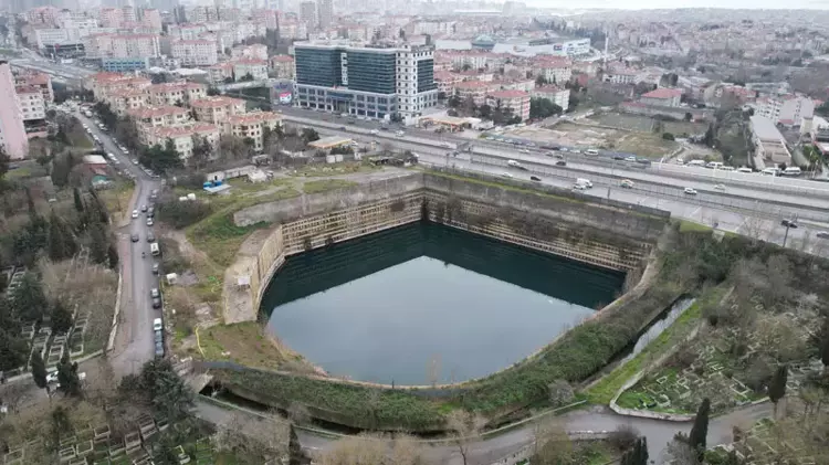 Kadıköy'de inşaat sahasına yağmurla birlikte su doldu. Google Maps uygulaması ise su birikintisini göl olarak algıladı.