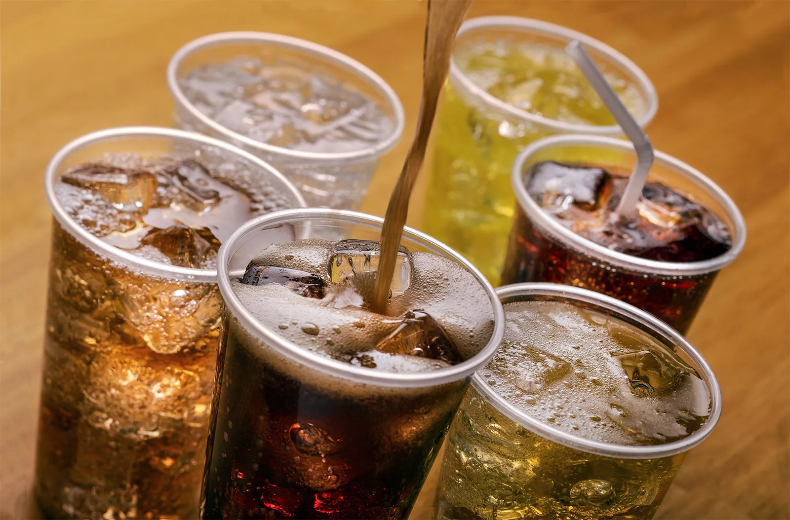 İftan sofralarında şekerli ve asitli içecekleri geniş yer veriliyor. Uzmanlar ise vücuda zarar veren bu içeceklerin tüketilmemesi gerektiğini ifade ediyor.