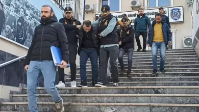 Kadıköy'de bir kuyumcuya girerek içerde bulunan yaklaşık 300 bin dolar değerinde pırlanta takı çaldıkları iddia edilen 3 şüpheli gözaltına alındı.