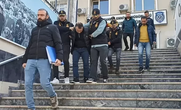 Kadıköy'de 300 bin dolarlık kuyumcu soygunu 1 Kadıköy'de bir kuyumcuya girerek içerde bulunan yaklaşık 300 bin dolar değerinde pırlanta takı çaldıkları iddia edilen 3 şüpheli gözaltına alındı.
