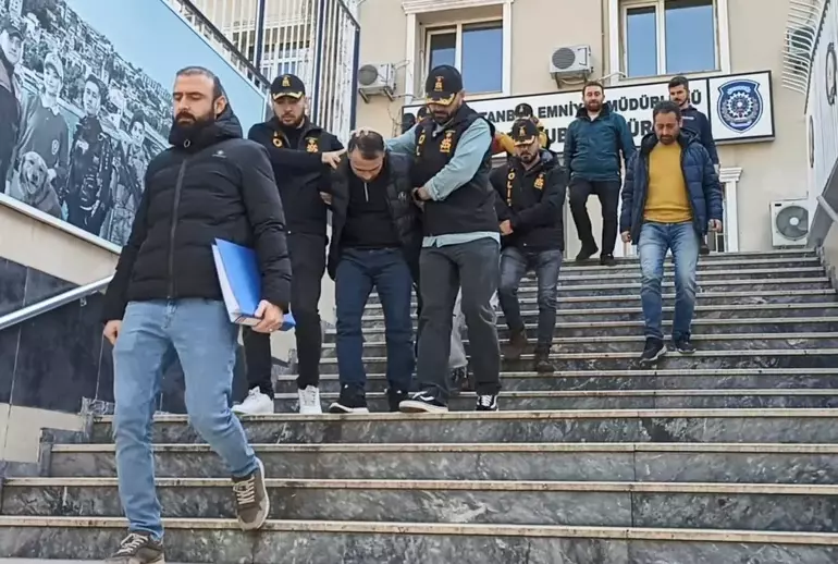 Kadıköy'de bir kuyumcuya girerek içerde bulunan yaklaşık 300 bin dolar değerinde pırlanta takı çaldıkları iddia edilen 3 şüpheli gözaltına alındı.