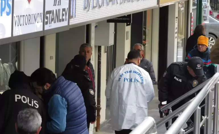 Kadıköy'de alacak verecek tartışması yaşandı. Olayda bir kişi bacağından vuruldu.