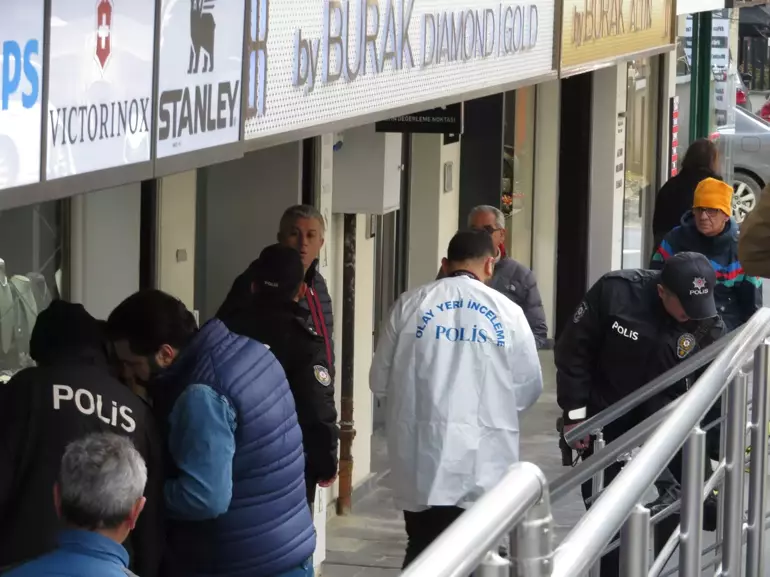 Kadıköy'de alacak verecek tartışması yaşandı. Olayda bir kişi bacağından vuruldu.