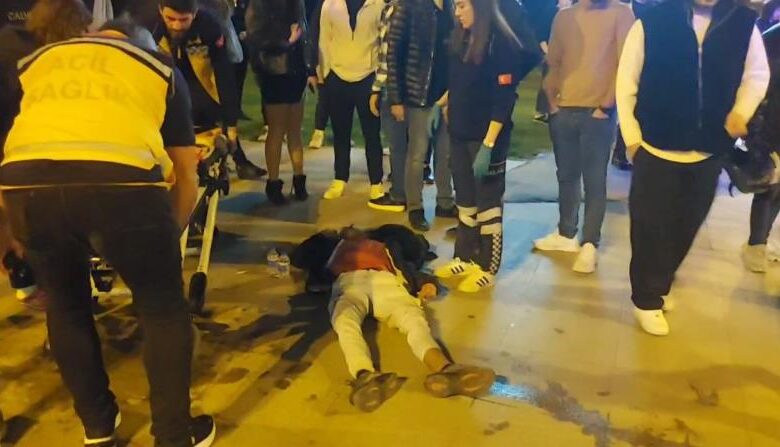 Kadıköy'de kaza! Şerit değiştirmek isteyen sürücü motosiklete çarptı 1 Kadıköy'de şerit değiştirmek isteyen sürücü motosiklete çarptı. Kazada 2 kişi yaralandı.