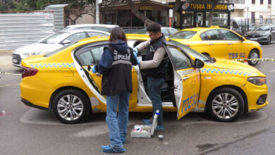 Kadıköy'de aracın lastiği patlak olduğu gerekçesiyle yolcu almayan taksici bıçaklı saldırıya uğradı.