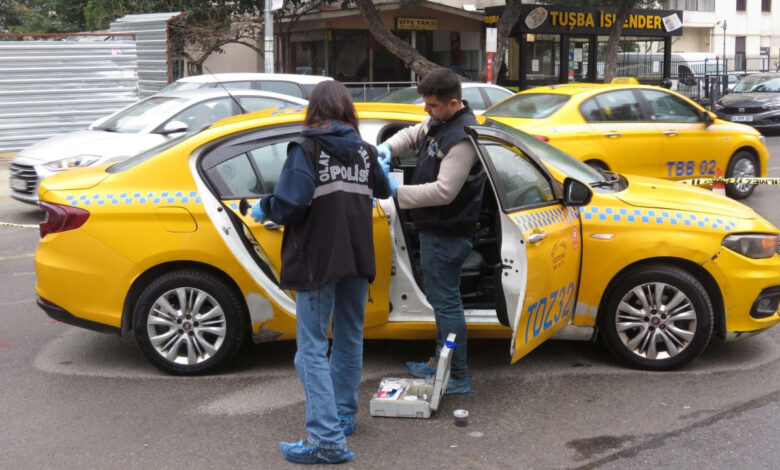Kadıköy'de aracın lastiği patlak olduğu gerekçesiyle yolcu almayan taksici bıçaklı saldırıya uğradı.