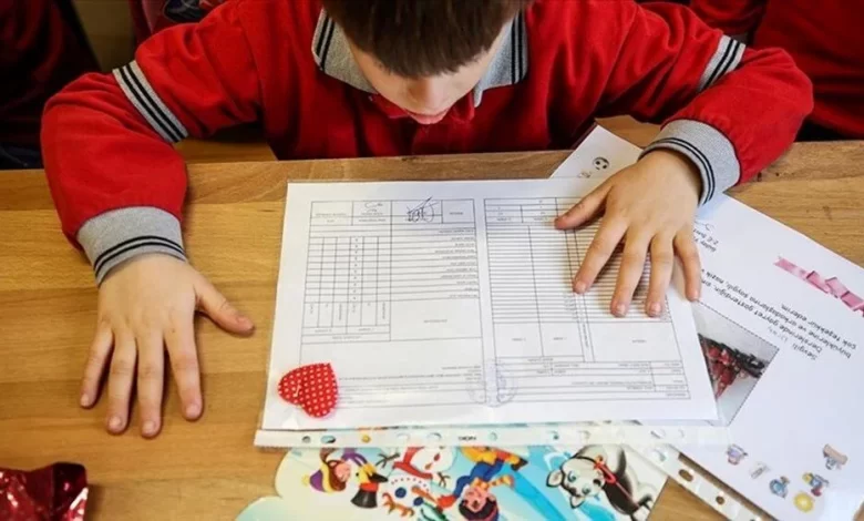 Milli Eğitim Bakanlığı açıkladı! Karneler değişiyor 1 Milli Eğitim Bakanlığı tarafından yapılan açıklamada ortaokul öğrencilerine işleneceği yeni tasarımlı karneler dağıtılacağını duyurdu.