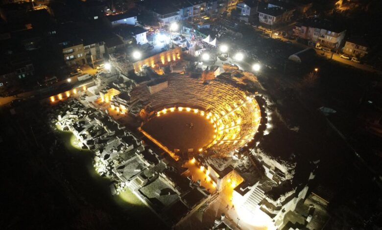 1800 yıllık Roma Tiyatrosu turizme kazandırıldı 1 Tarihi binlerce yıl öteye dayanan İznik Roma Tiyatrosu yürütülen restorasyon çalışmalarının tamamlanmasının ardından tekrar ziyarete açıldı.