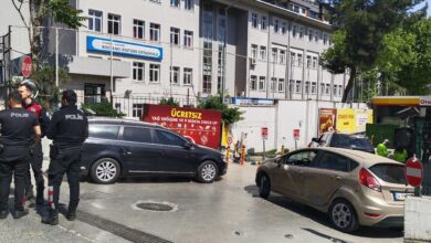 Kadıköy'de benzinliğe giren bir sürücü, fren yerine gaza basınca önce benzinlikte çalışan kişiye, ardından bekleyen araçlara çarptı.