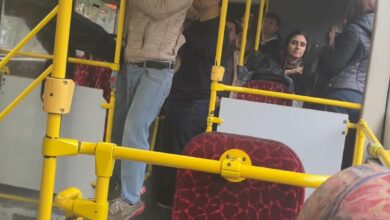 Kadıköy'de otobüs koltuğunda tek oturmak isteyen şahıs, yanına başka bir yolcunun gelmesiyle sinirlenerek taşkınlık çıkardı.