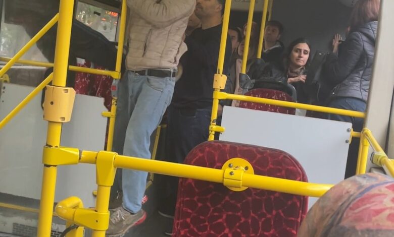 Kadıköy'de otobüs koltuğunda tek oturmak isteyen şahıs, yanına başka bir yolcunun gelmesiyle sinirlenerek taşkınlık çıkardı.