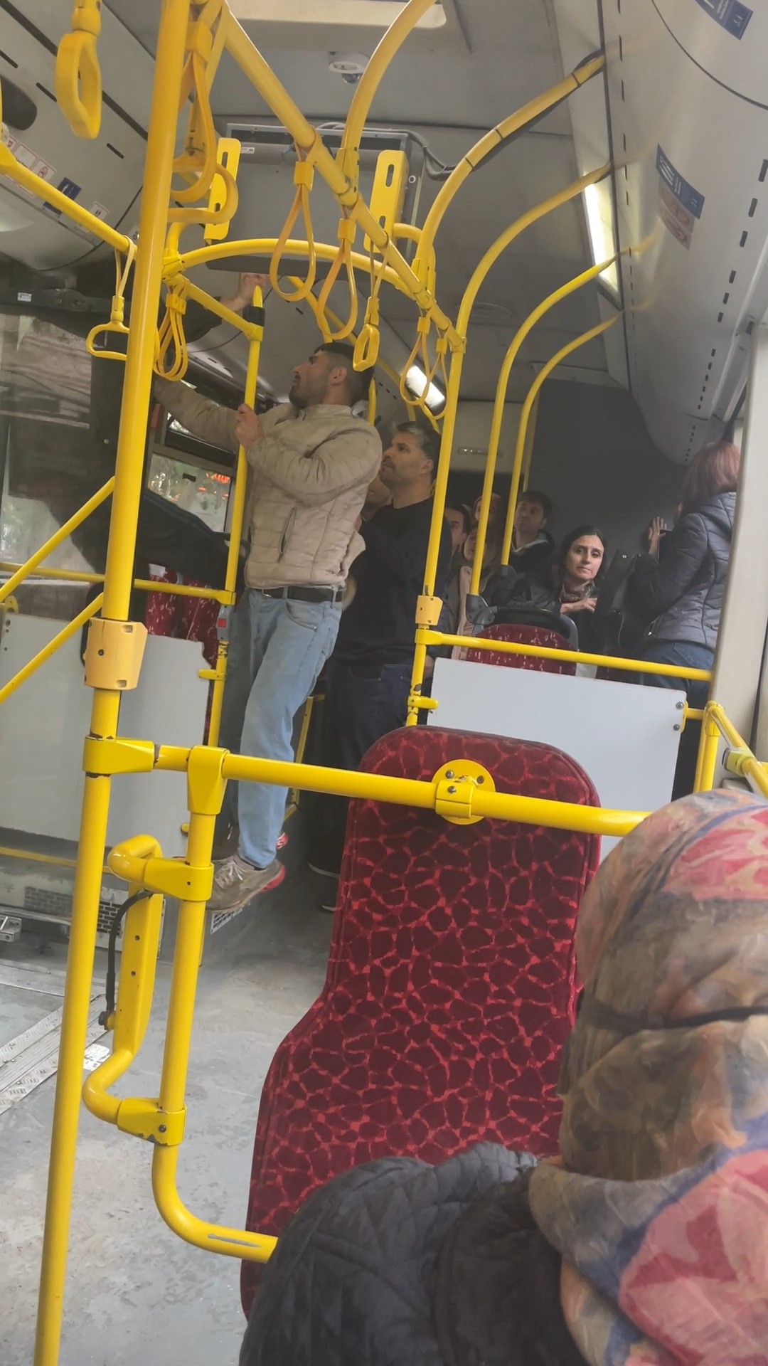 Kadıköy'de otobüs koltuğunda tek oturmak isteyen şahıs, yanına başka bir yolcunun gelmesiyle sinirlenerek taşkınlık çıkardı.