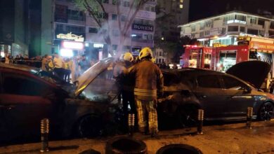 Kadıköy'de park halindeki 2 araç alevlere teslim olurken, otomobiller kullanılamaz hale geldi.