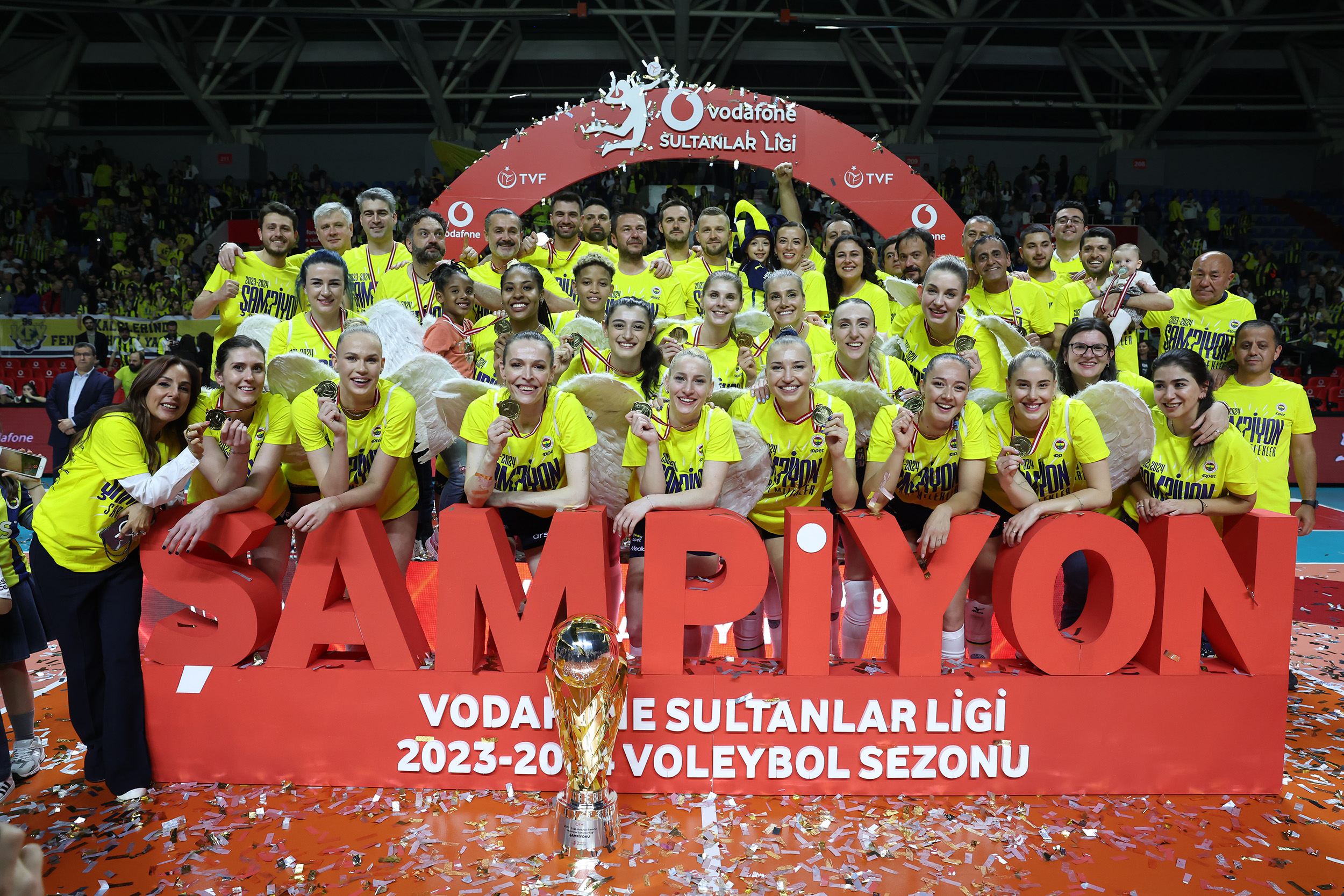 Fenerbahçe Opet, Eczacıbaşı Dynavit'i 3-0 yenerek seride durumu 3-2'ye getirdi. BU sonuçla Fenerbahçe Opet şampiyonluğa ulaştı.