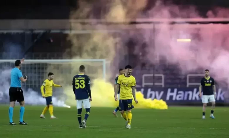 UEFA’dan Fenerbahçe’ye haber var 1 UEFA, Fenerbahçe’nin deplasman cezasını 2 yıl ertelemeli olarak 1 maça düşürüldüğünü duyurdu.