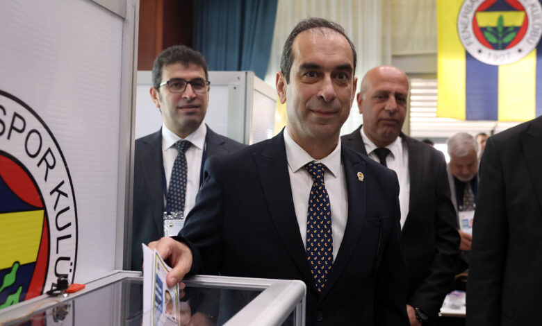 Fenerbahçe Yüksek Divan Kurulu'ndaki başkanlık seçimini 1177 oy alan Şekip Mosturoğlu kazandı.