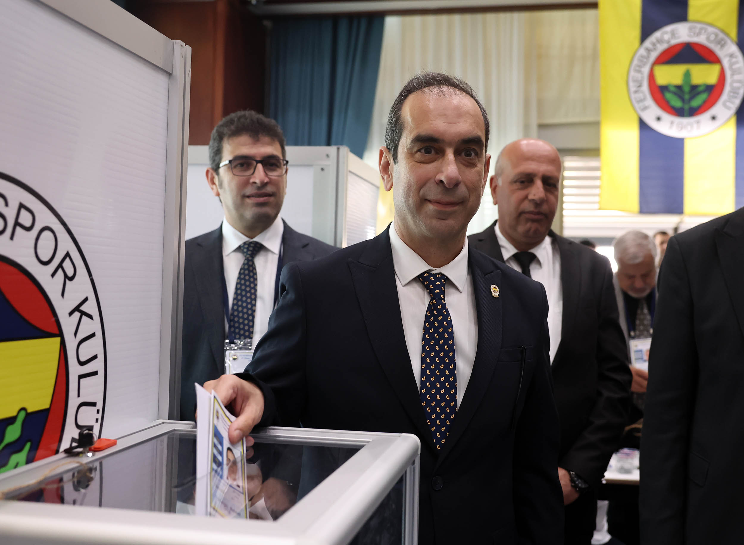 Fenerbahçe Yüksek Divan Kurulu'ndaki başkanlık seçimini 1177 oy alan Şekip Mosturoğlu kazandı.