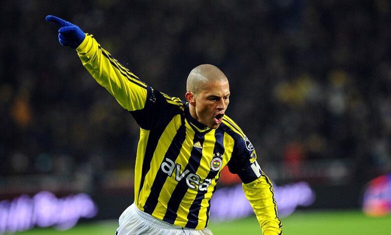 Fenerbahçe'nin efsane futbolcularından Alex de Souza 12 sene sonra Türkiye'ye geliyor. Alex de Souza'nın Antalyaspor ile anlaştığı öğrenildi.