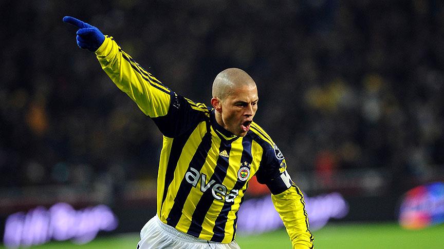 Fenerbahçe'nin efsane futbolcularından Alex de Souza 12 sene sonra Türkiye'ye geliyor. Alex de Souza'nın Antalyaspor ile anlaştığı öğrenildi.