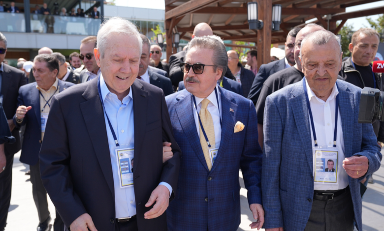 Aziz Yıldırım adaylık kararını verdi 1 20 yıl boyunca Fenerbahçe başkanlığını yürüten Aziz Yıldırım yeniden aday olduğunu duyurdu.