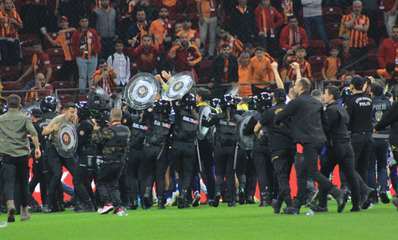 Derbinin ardından 4 taraftar gözaltına alındı 1 Fenerbahçe'nin deplasmanda Galatasaray'ı 1-0 mağlup ettiği karşılaşma sonrası yaşanan olaylar sebebiyle 4 kişi gözaltına alındı.