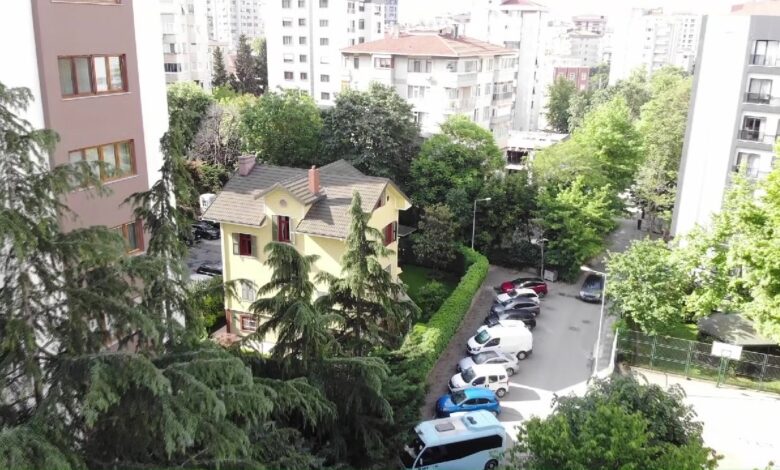 Kadıköy'de en çok konuşulan bina 'Sarı Köşk' 1 Kadıköy'de 1900'lü yılların başında yaptırılan 'Sarı köşk', yapısı, görünüşü ve rengiyle dikkat çekiyor.