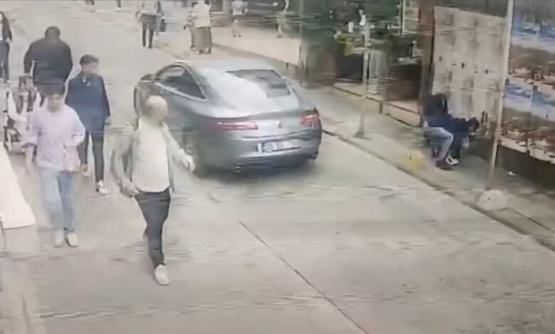 Kadıköy'de pitbull dehşeti 1 Kadıköy'de pitbull cinsi köpek, kedi ve çevredekilere saldırdı. Olay sebebiyle büyük panik yaşandı.