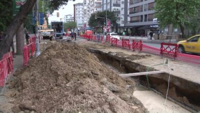 Kadıköy'de İstanbul Büyükşehir Belediyesi'nin alt yapı çalışmaları sırasında rögar kapağı patladı.