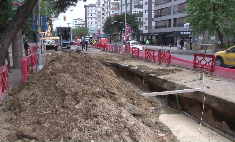 Kadıköy'de yollar göle döndü 1 Kadıköy'de İstanbul Büyükşehir Belediyesi'nin alt yapı çalışmaları sırasında rögar kapağı patladı.