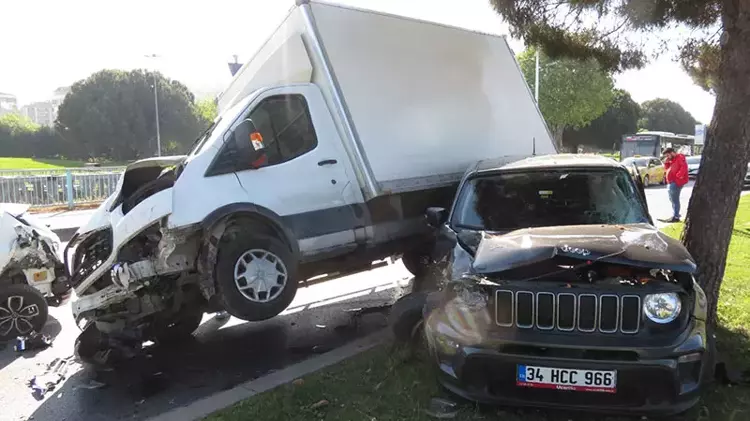 İstanbul Maltepe Dragos Sahilyolu’nda 5 aracın karıştığı zincirleme trafik kazası meydana geldi. Kazada bir kişi yaralandı.
