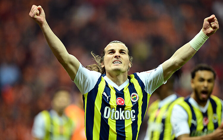 Süper Lig'in 37. haftasında Fenerbahçe deplasmanda Galatasaray'ı 1-0 mağlup etti. Şampiyonluk düğümü ise 38. haftada çözülecek.